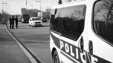 Fransız polis araç kontrol