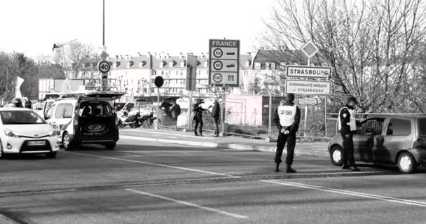 フランス警察は車をチェック — ストック動画