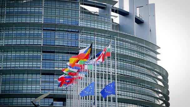 Banderas a media asta frente al Parlamento Europeo — Vídeos de Stock