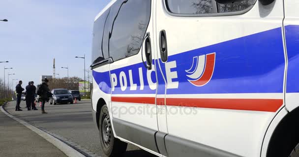Polícia francesa verificando veículos — Vídeo de Stock