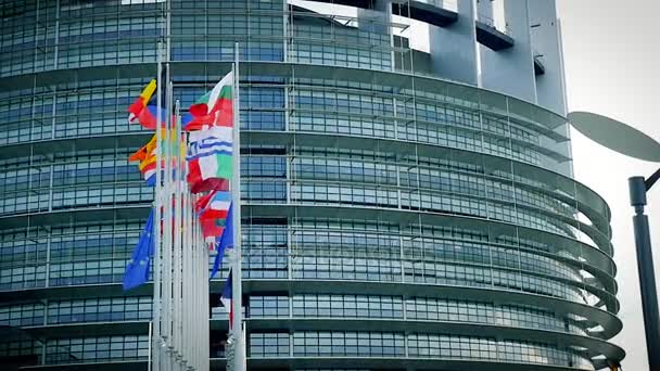 Bandeiras a meio mastro em frente ao Parlamento Europeu — Vídeo de Stock