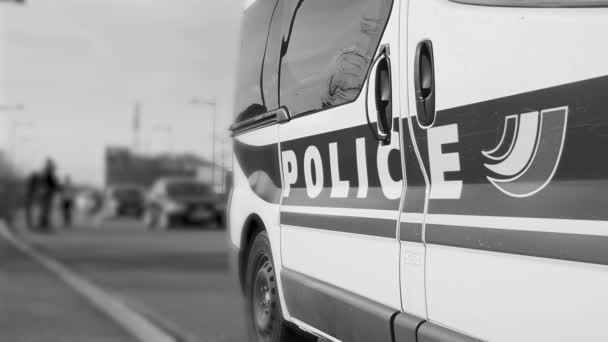 Policía francesa revisando vehículos — Vídeo de stock