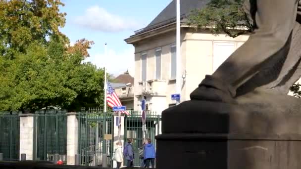 Egyesült Államok zászló repülő half-mast — Stock videók