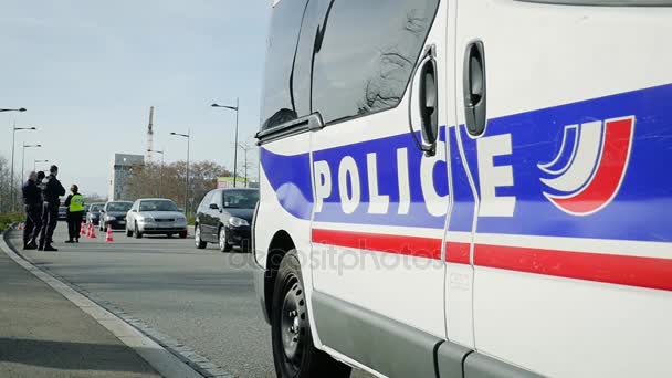 Französische Polizei kontrolliert Fahrzeuge — Stockvideo