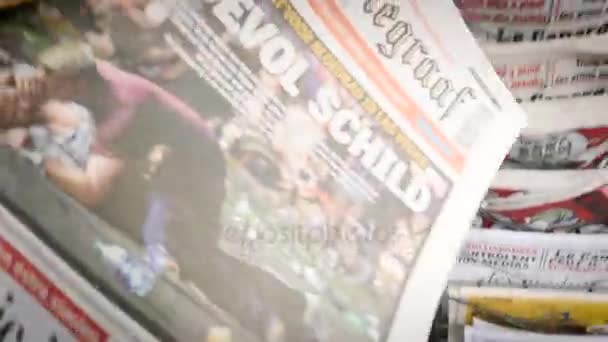 Un bărbat cu ziare despre împuşcăturile din Las Vegas — Videoclip de stoc