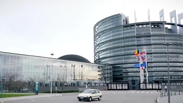 Flaggen der Europäischen Union vor dem Parlament auf halbmast — Stockvideo