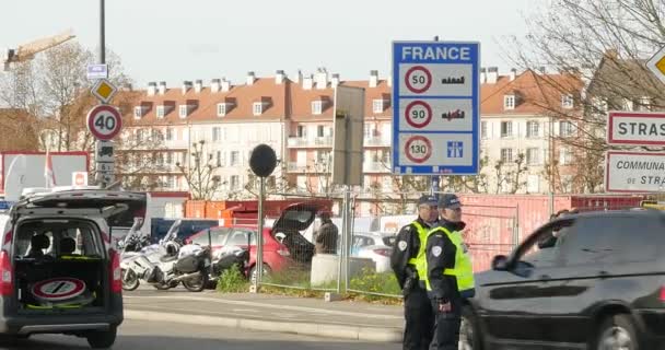 Franska polisen kontrollera fordon — Stockvideo