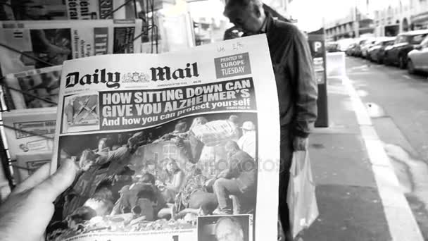 Homme avec journal sur Las Vegas tournage — Video