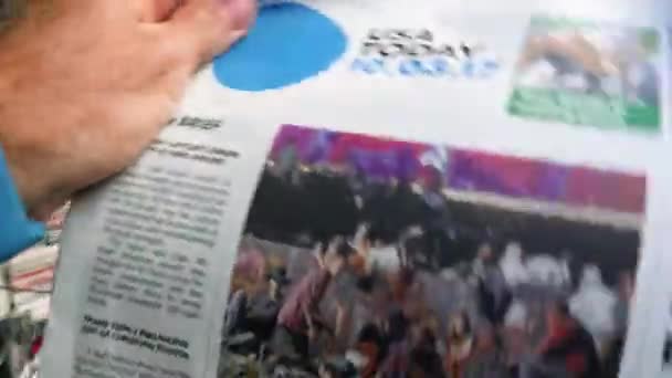 Uomo con giornale sulla sparatoria a Las Vegas — Video Stock