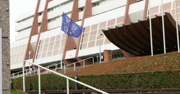 Bandera de la Unión Europea a media asta por el Consejo — Vídeo de stock