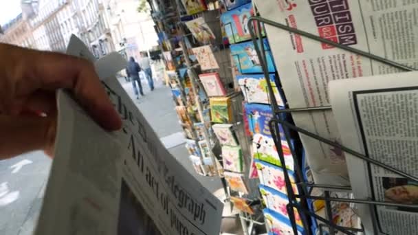 Man with newspaper about Las Vegas shooting — Stock Video