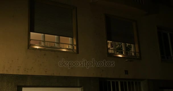 Velas en la noche junto a las ventanas — Vídeo de stock