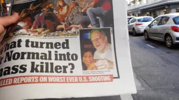 Mann mit Zeitung über Schießerei in Las Vegas — Stockvideo