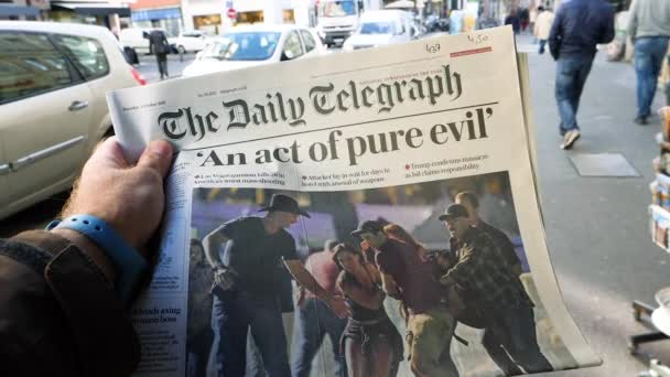 Hombre con periódico sobre el tiroteo en Las Vegas — Vídeo de stock