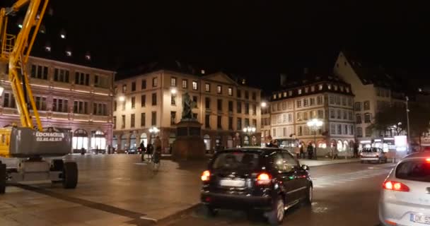 Agentes de polícia vigiando o centro de Estrasburgo — Vídeo de Stock