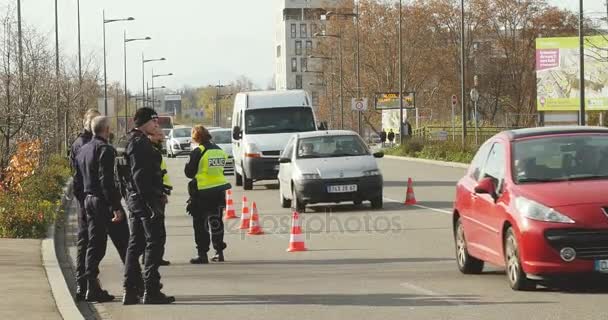 Französische Polizei kontrolliert Fahrzeuge — Stockvideo