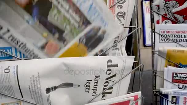 ラスベガス撮影について新聞を持つ男 — ストック動画