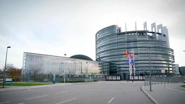 Flagi Unii Europejskiej masztu przez Parlament — Wideo stockowe