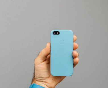 Bilgisayar kasasının içinde iPhone Se tutan adam 