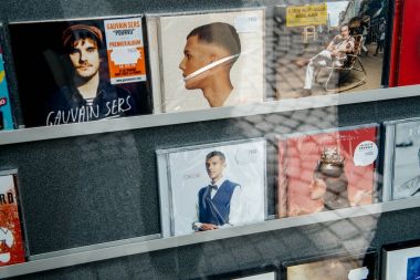 Strasbourg, Fransa - 21 Kasım 2017: şarkıcılar Strasbourg müzik dükkanında rafta