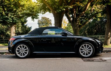Audi Tt sokağa park etti.