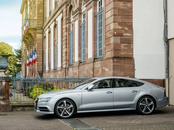 Audi a7 Sportback Park in der Stadt geparkt — Stockfoto