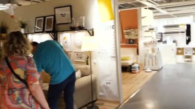 IKEA mobilya deposu müşteriler 