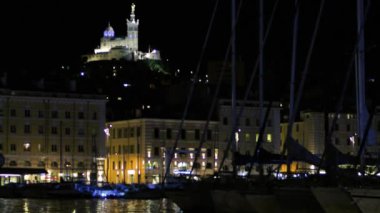 Majestic Notre Dame de la Garde Lüks Yatlar tekneleri sakin su ile Marsilya limanından gördün mü geceleri ışıklı. Neo-Bizans Kilisesi mimar Henri-Jacques Esperandieu tarafından yaptırılmıştır