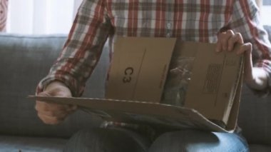 Strasbourg, Fransa - 2017 yaklaşık: kadın açma veya unboxing Amazon Prime karton evde kutu karton açılış teslim ve Meguiars mükemmel netlik cam temizleyici parsel