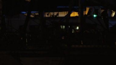 Majestic Notre Dame de la Garde Lüks Yatlar tekneleri sakin su ile Marsilya limanından gördün mü geceleri ışıklı. Neo-Bizans Kilisesi mimar Henri-Jacques Esperandieu tarafından yaptırılmıştır