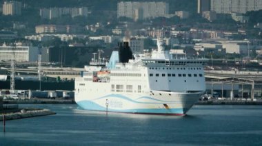 Marseille, Fransa - 2017 yaklaşık: Girolata, büyük gemi La Marsilya-Fos bağlantı noktası hedef Korsika Adası, feribot taşıma insanlar, arabalar ve kamyonlar için çıkma Meridionale ait feribot