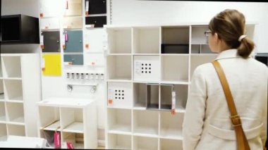 IKEA mobilya mağazasında kadın müşteri 