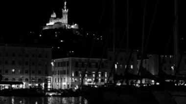 Majestic Notre Dame de la Garde Lüks Yatlar tekneleri sakin su ile Marsilya limanından gördün mü geceleri ışıklı. Neo-Bizans Kilisesi mimar Henri-Jacques Esperandieu tarafından yaptırılmıştır