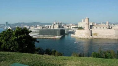 Marsilya, Fransa Vieux Port eski liman, Marsilya Katedrali, Fort Saint-Jean ve Müzesi Avrupa ve Akdeniz Medeniyetleri ile yoğun deniz trafiğinin sıcak yaz gününde havadan görünümü