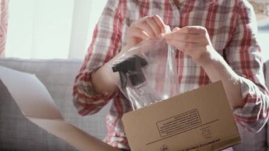 Strasbourg, Fransa - 2017 yaklaşık: kadın açma veya unboxing Amazon Prime karton evde kutu karton açılış teslim ve Meguiars mükemmel netlik cam temizleyici parsel