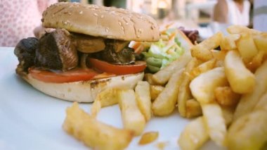 Patates kızartması ile Fransız hamburger yemek 