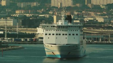 Marseille, Fransa - 2017 yaklaşık: Girolata, büyük gemi La Marsilya-Fos bağlantı noktası hedef Korsika Adası, feribot taşıma insanlar, arabalar ve kamyonlar için çıkma Meridionale ait feribot