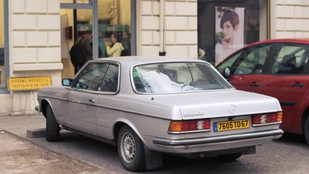 Strasbourg Francia Circa 2017 Mercedes Benz 280Ce Vintage Estacionado Frente — Vídeos de Stock