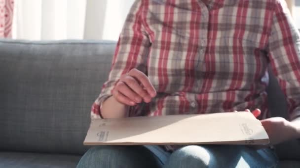 Strasbourg Francia Circa 2017 Mujer Desempacando Desempacando Amazon Prime Caja — Vídeo de stock