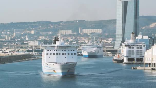 Movimiento de ferries en Marsella-Fos Puerto — Vídeos de Stock