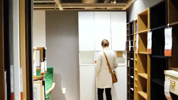 Vrouwelijke klant bij meubelwinkel Ikea — Stockvideo