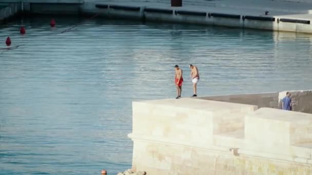 Marseille France 2015 Sommerferien Kinder Bereiten Sich Auf Den Sprung — Stockvideo