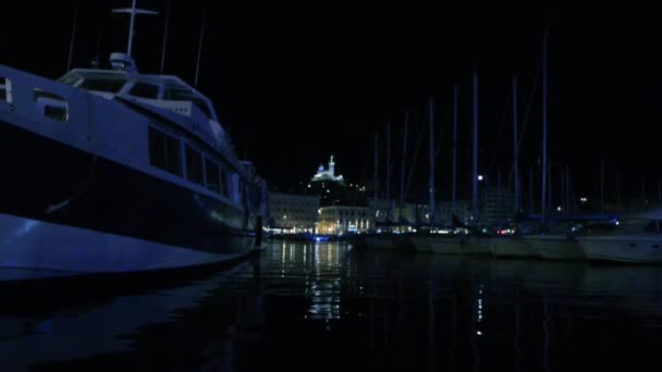 雄伟圣母圣母院在夜间从马赛港被照亮 — 图库视频影像
