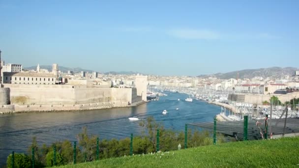 Люди Любующиеся Марселем Франция Старым Портом Вьё Порт Марсельским Собором — стоковое видео