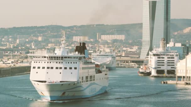 Movimiento de ferries en Marsella-Fos Puerto — Vídeos de Stock