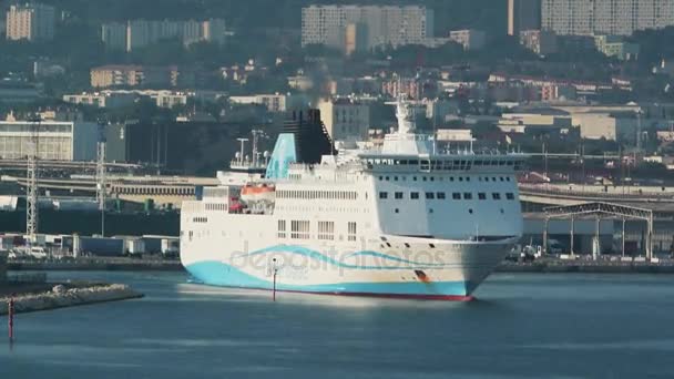 Girolata grande navio de ferry — Vídeo de Stock