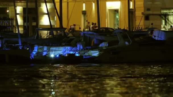 ボートやマルセイユの旧港に停泊するヨット — ストック動画