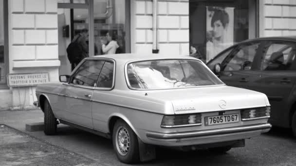Vintage Mercedes-Benz 280CE in Strasbourg — Stock Video