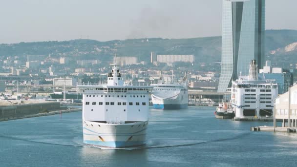 Fährverkehr im Hafen von Marseille-fos — Stockvideo