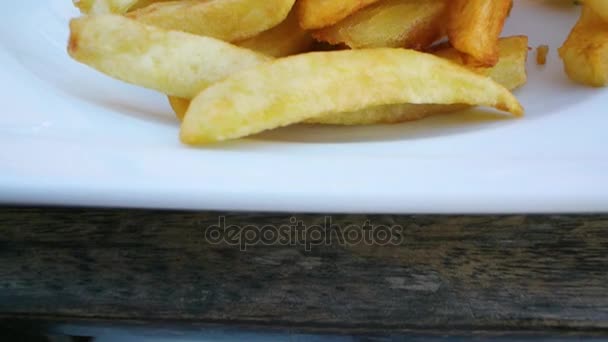 Hambúrguer francês tradicional com batatas fritas — Vídeo de Stock